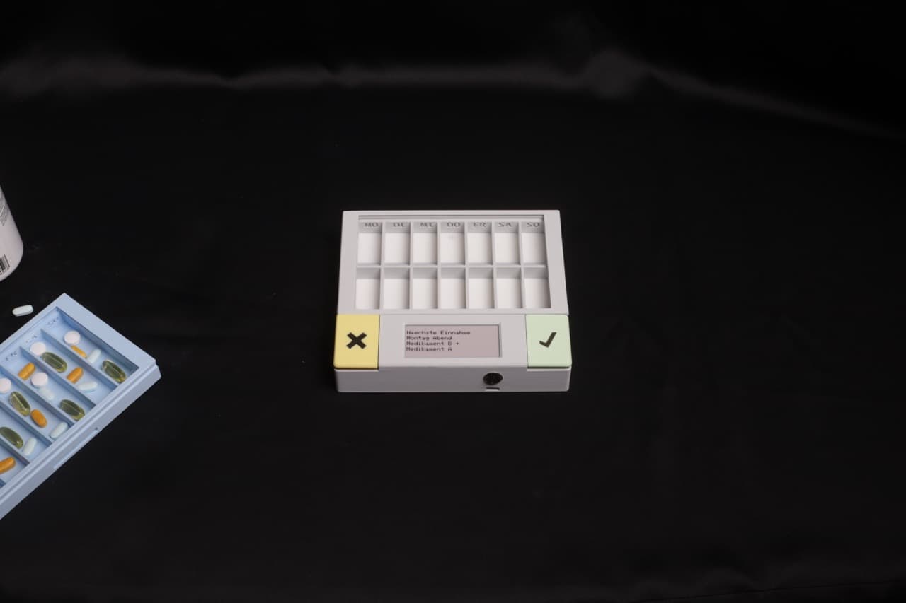 A user using Adherlo pillbox